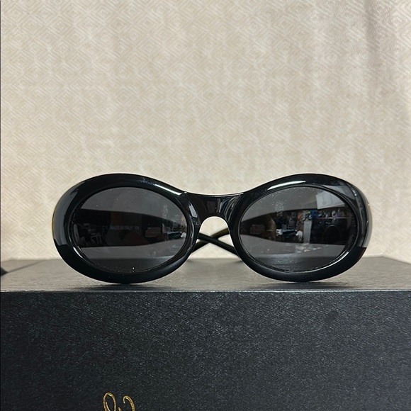 Authentic Gucci GG0061S Oval Black Sunglasses – Trending Y2K/Vintage 90s - Picture 5 of 5